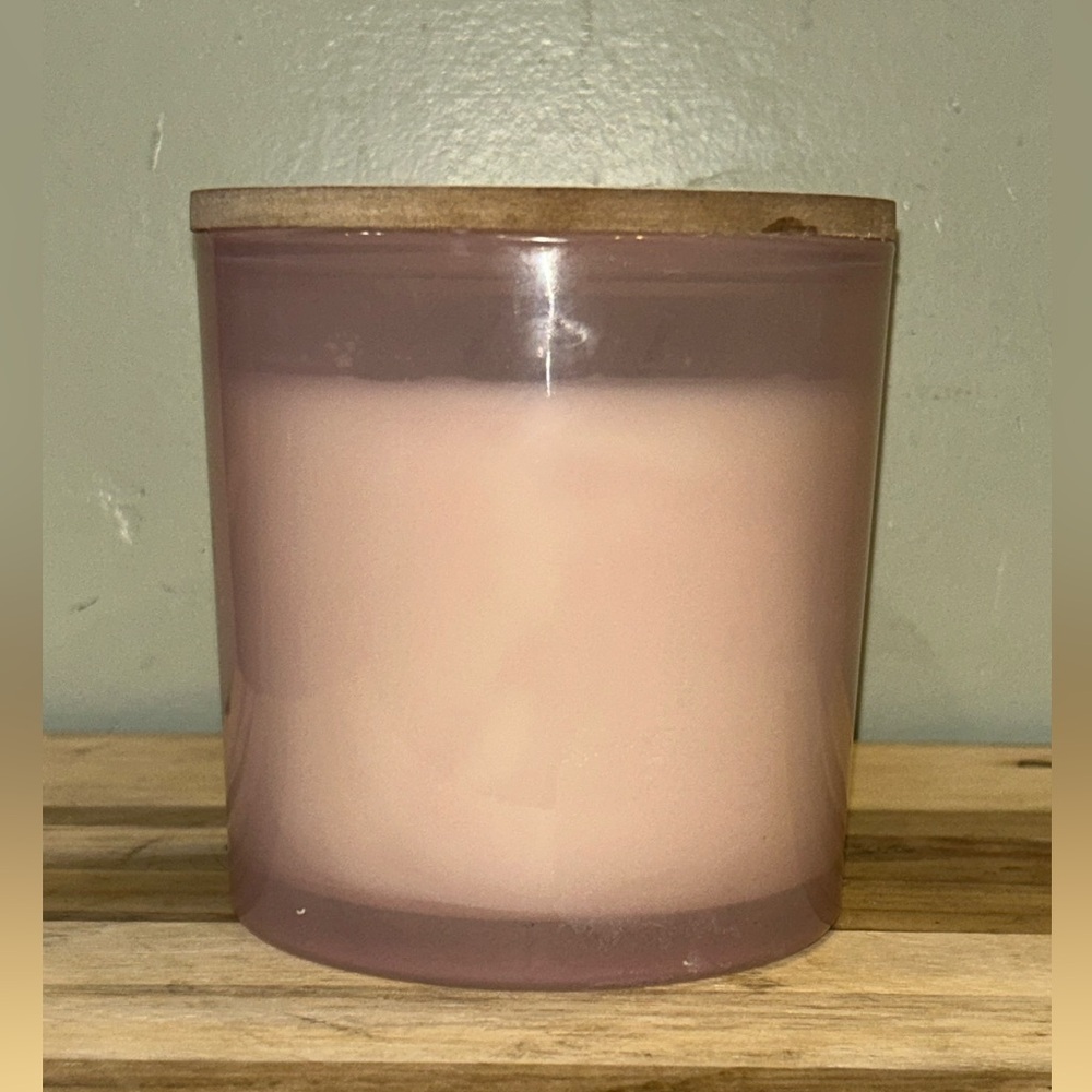 Brand new Sand and Fog Crushed Candy Cane Triple Wick Candle. - Picture 4 of 8